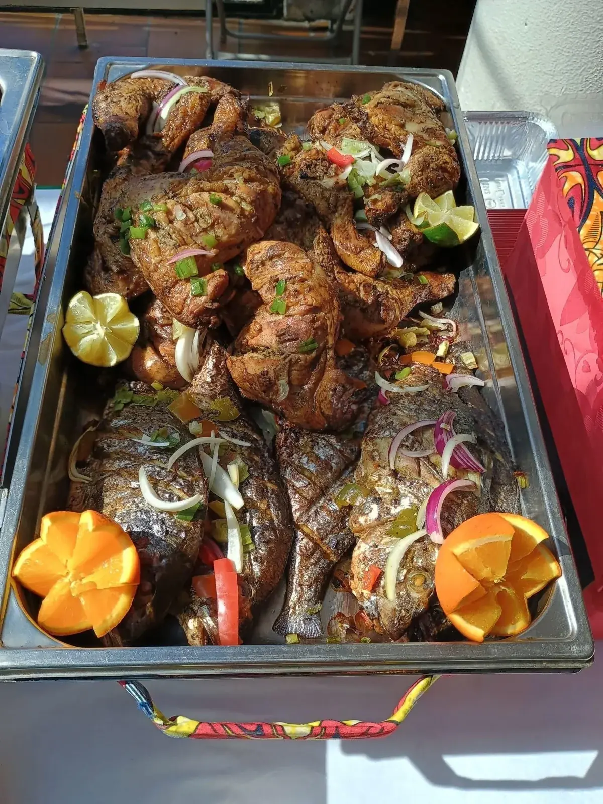 Poissons entiers grillés garnis de rondelles d’agrumes