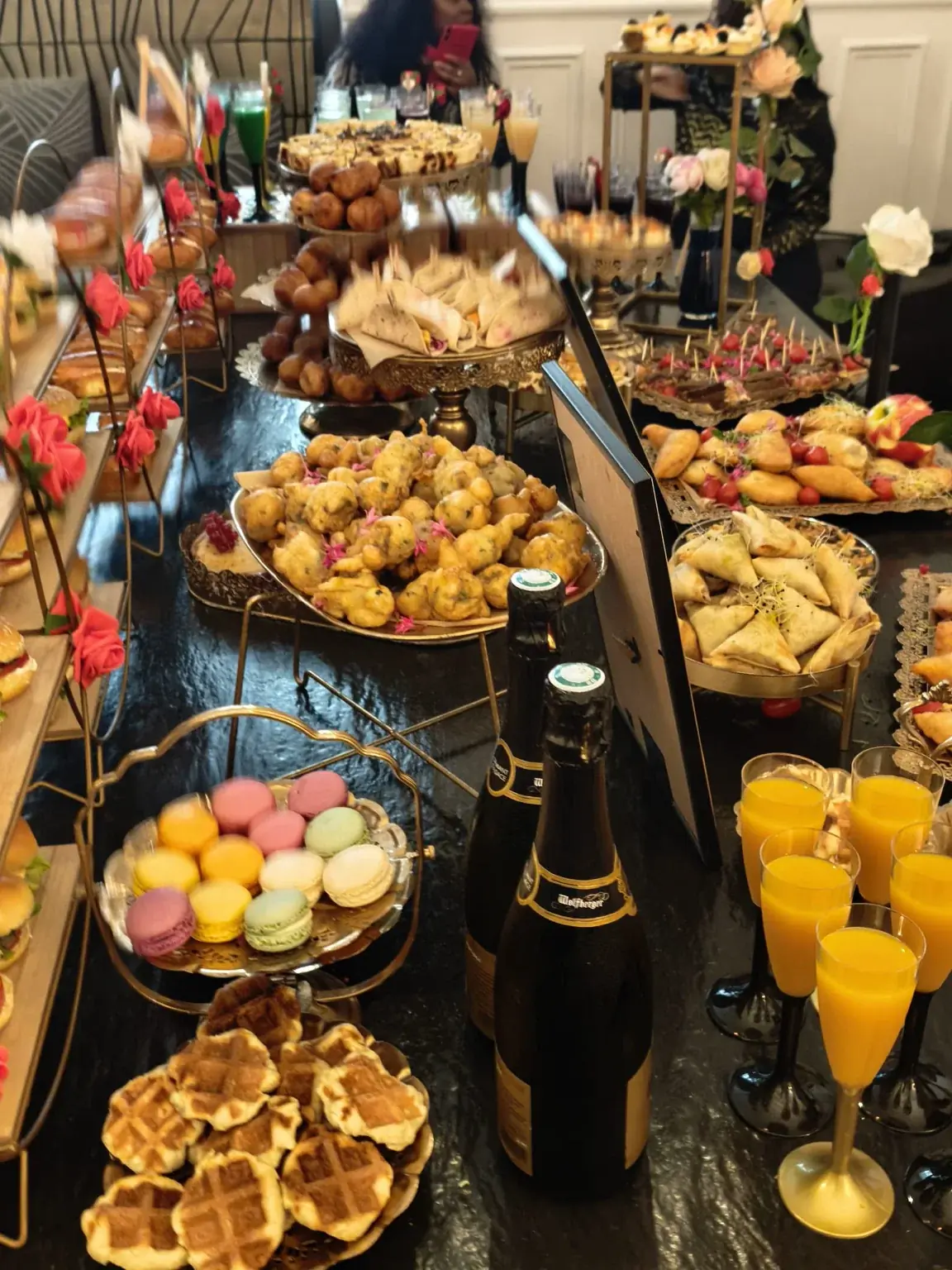 Vue d’ensemble d’un buffet de réception et de ses compositions de fruits