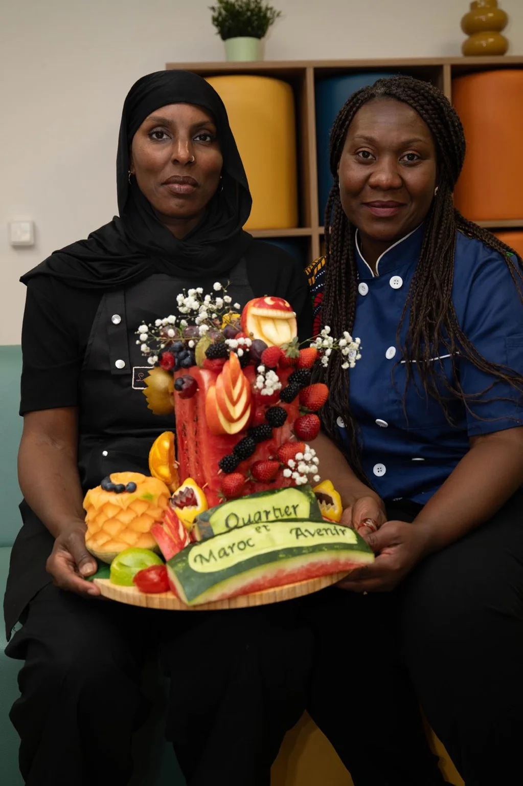 Présentation d’une composition de fruits sculptés.