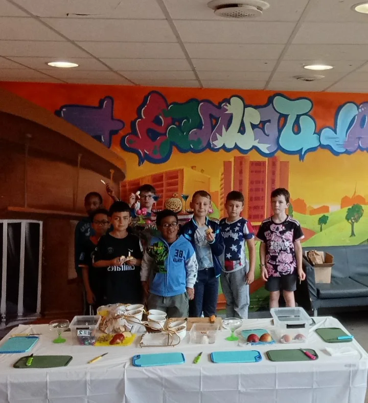 Un groupe d’enfants autour de la table d’atelier.