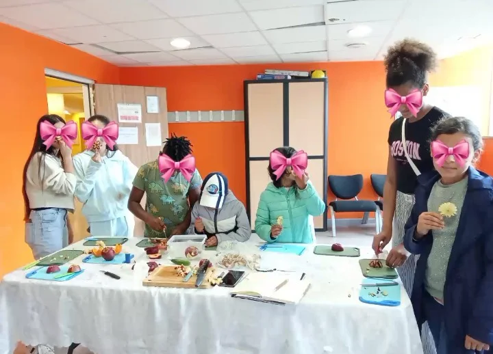 Un atelier collectif de découverte de la sculpture sur fruits.