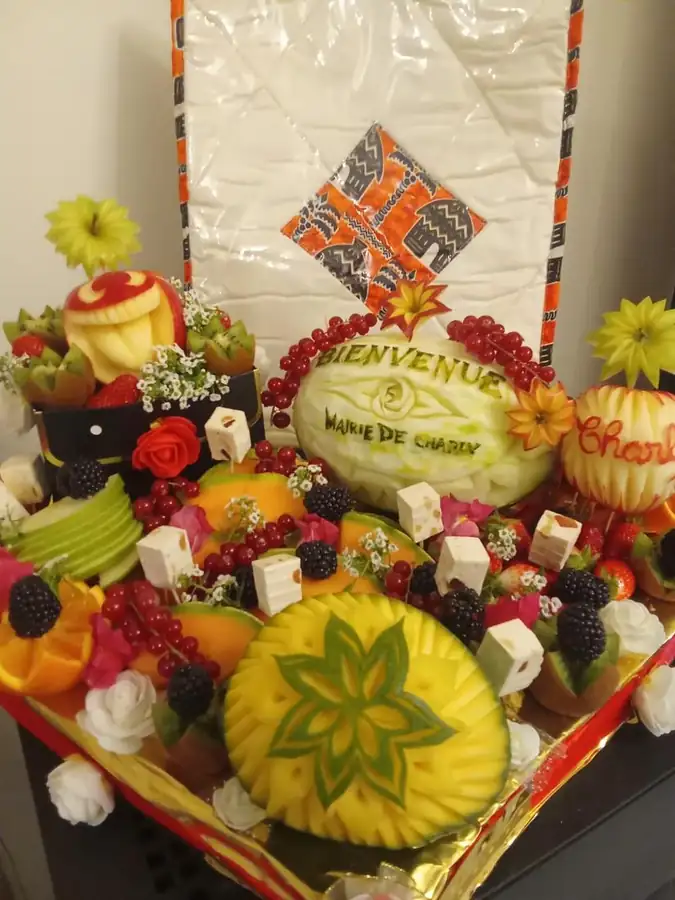Buffet de fruits sculptés avec pastèque gravée