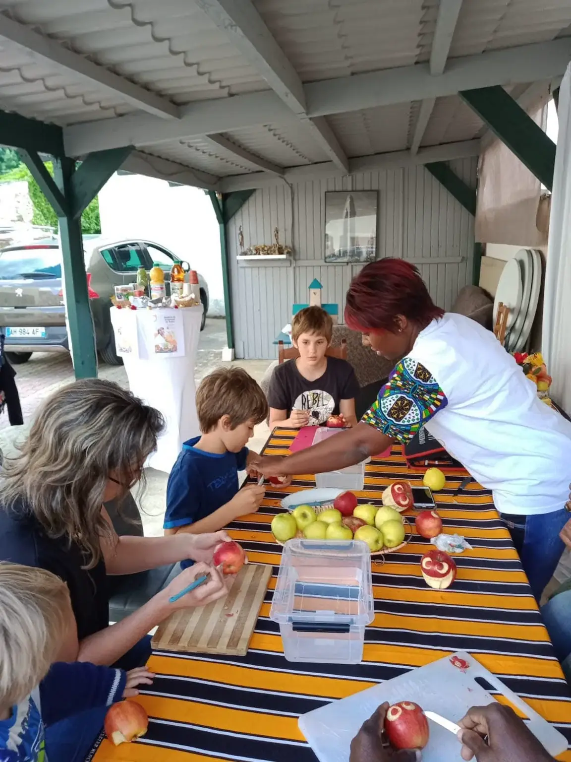 Atelier de sculpture sur fruits avec les enfants